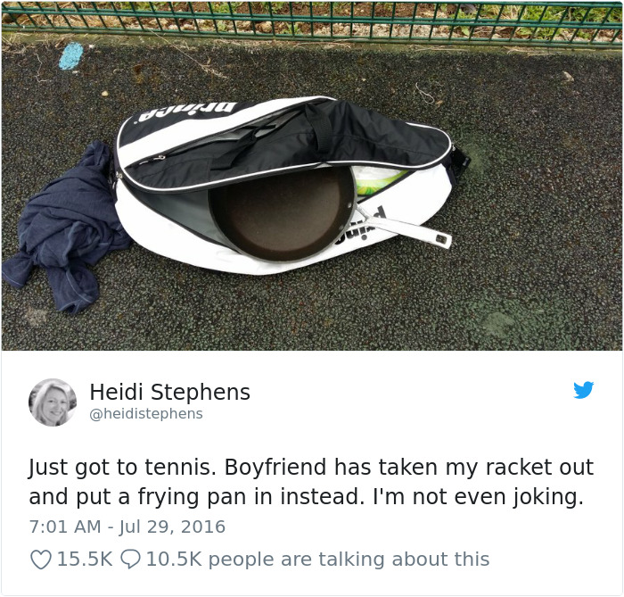 Acabo de llegar a tenis. Mi novio ha sacado mi raqueta de la bolsa y ha metido una sartén. No estoy bromeando