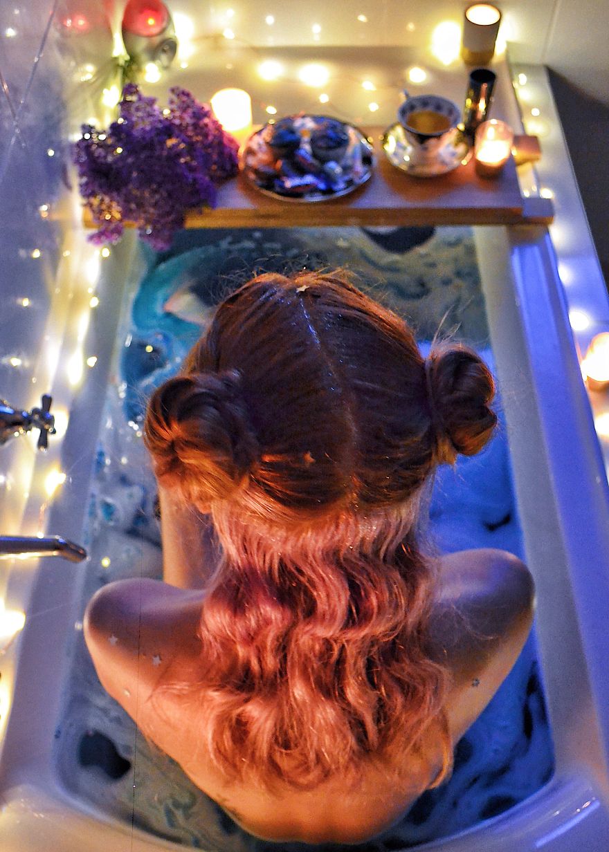 Missed The Last Meteor Shower? Just Turn Your Bathtub Into A Universe Of Your Own – Stardust, Fairy Lights And Milky Way Included