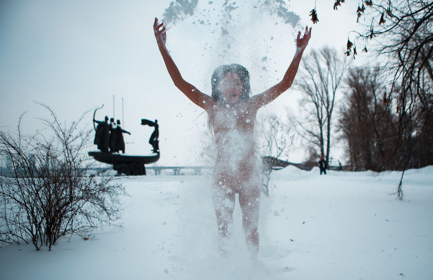 I've Photographed A Naked Woman Swimming In -9℃ In A River In Ukraine To Stay Healthy And Young