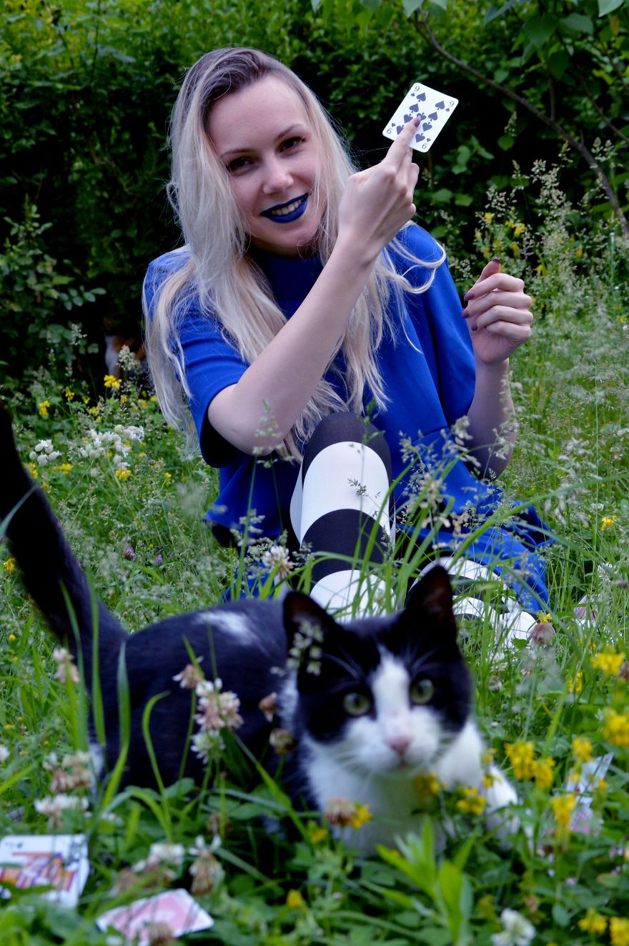 "Alice In Wonderland" Themed Photos