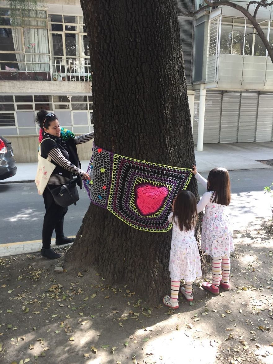 Yarnbombing In Amsterdam Avenue, In The Neighborhood Of La Condesa Where Many Buildings Colapsed And Were Extremely Damaged. This Adorable Little Girls Donated Their Sweaters So I Could Knit A Heart For Their Grandma’s Building