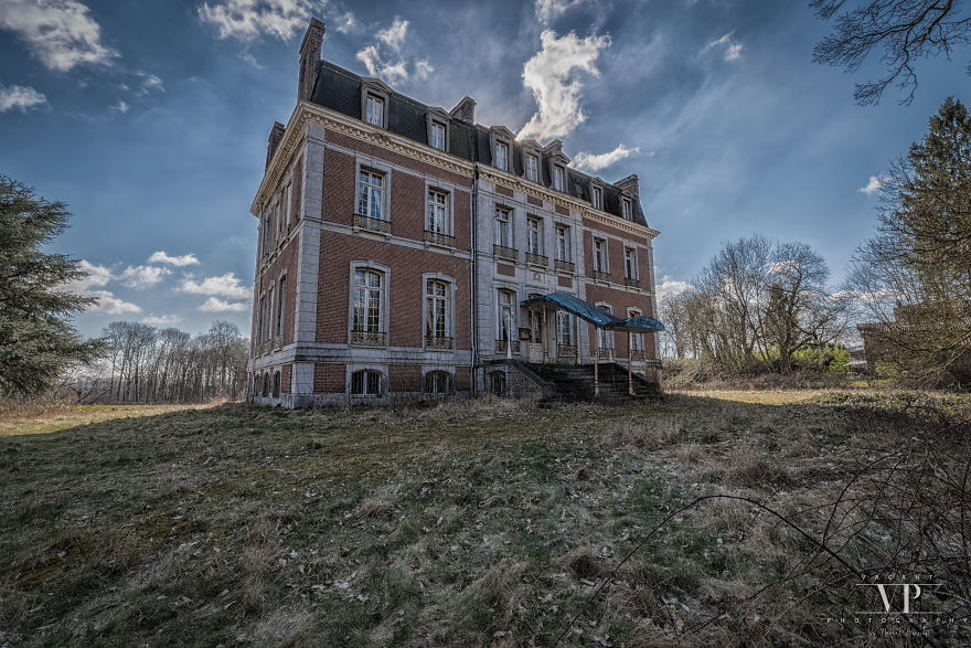 Let's Take A Look Inside This Abandoned Mansion