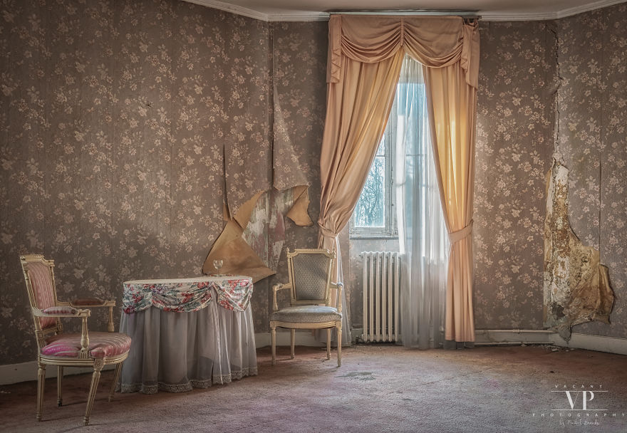 Let's Take A Look Inside This Abandoned Mansion