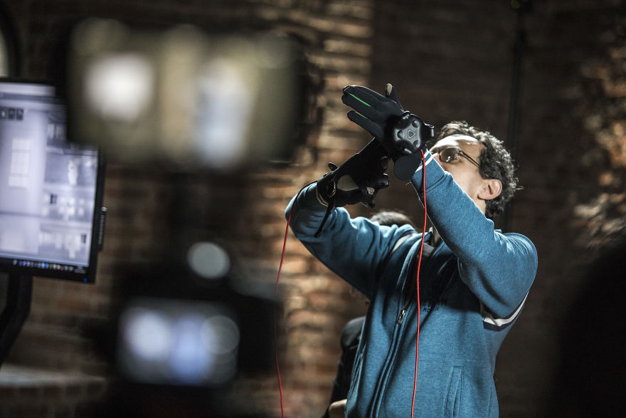 The First Vr Experience For The Blind - Not With A Headset, But With A Pair Of Gloves