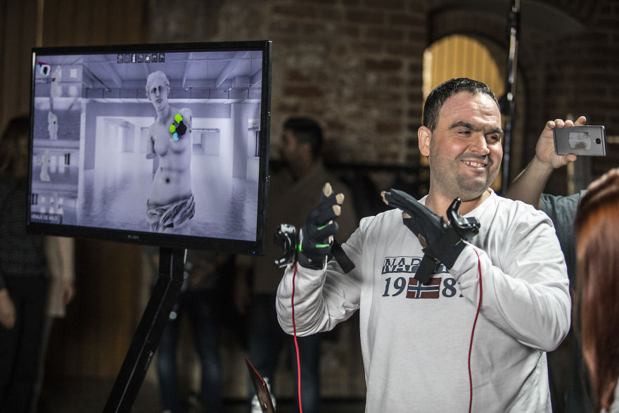 The First Vr Experience For The Blind - Not With A Headset, But With A Pair Of Gloves