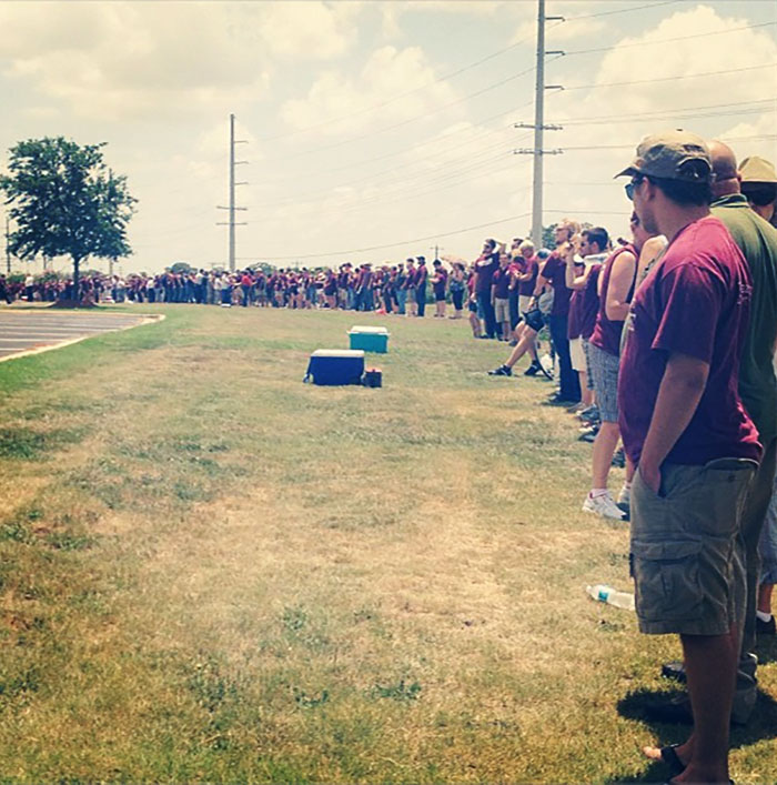 Texas A&m Students Building A "Maroon Wall" To Block Wbc Members Protesting At A Military Funeral