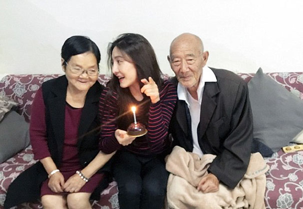 Woman Fulfills Her Ill Grandfather’s Wish Before It’s Too Late, And Their Photos Will Leave You Crying
