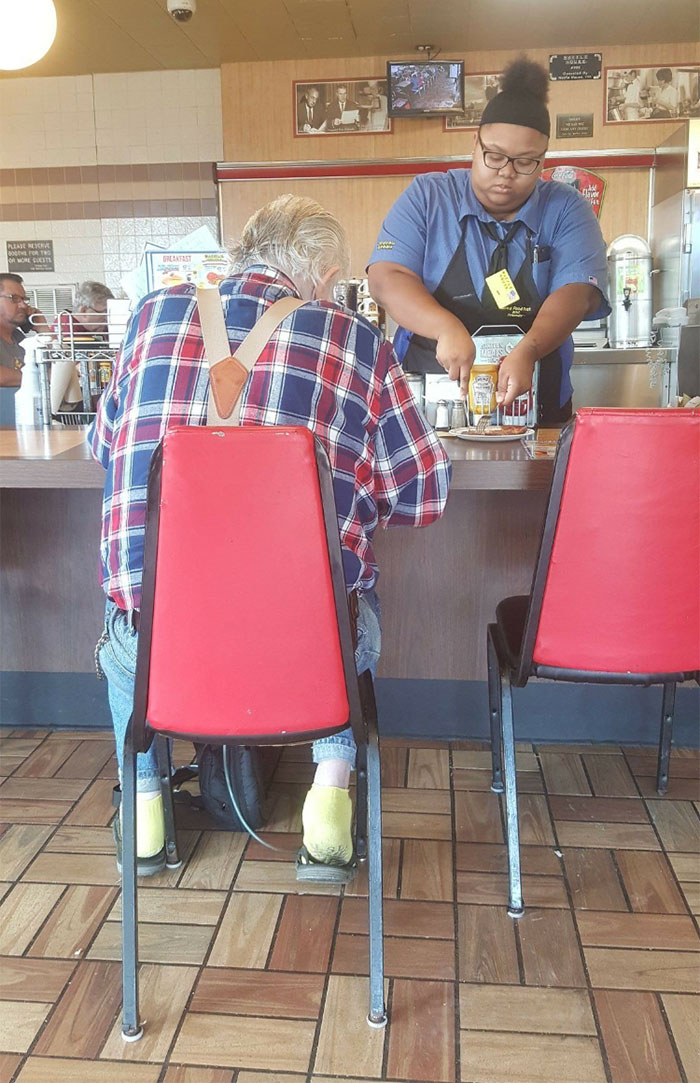At A Waffle House This Elderly Man Told The Waitress That His Hands Weren’t Working Too Good. He Was Also On Oxygen And Struggling To Breathe. Without Hesitation, She Took His Plate And Began Cutting His Ham