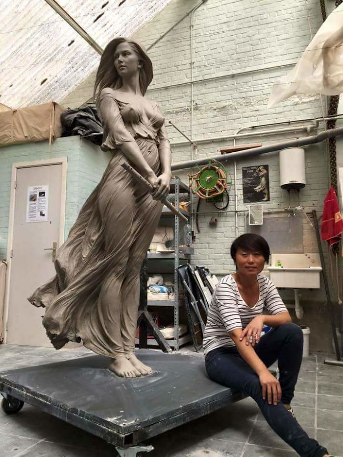 Este sexista afirma que solo "los hombres occidentales" pueden crear una escultura tan bella, y recibió una respuesta inesperada