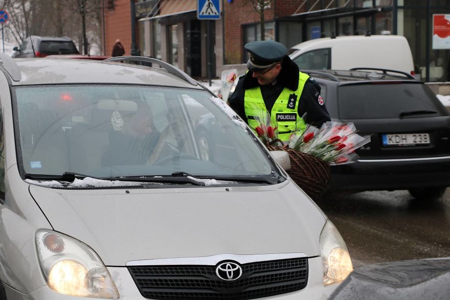 Here's What Lithuanian Police Officers Did On International Women’s Day, And Women's Reactions Say It All