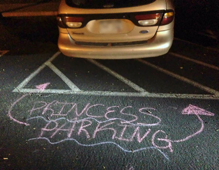 Mi amiga aparcó fatal y los hijos del vecino ahora la llaman "princesa del parking"