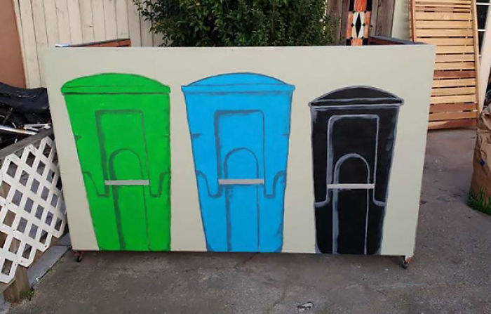 Un vecino se quejó al ayuntamiento porque nuestros cubos de basura no estaban tras una barrera. Ahora lo están