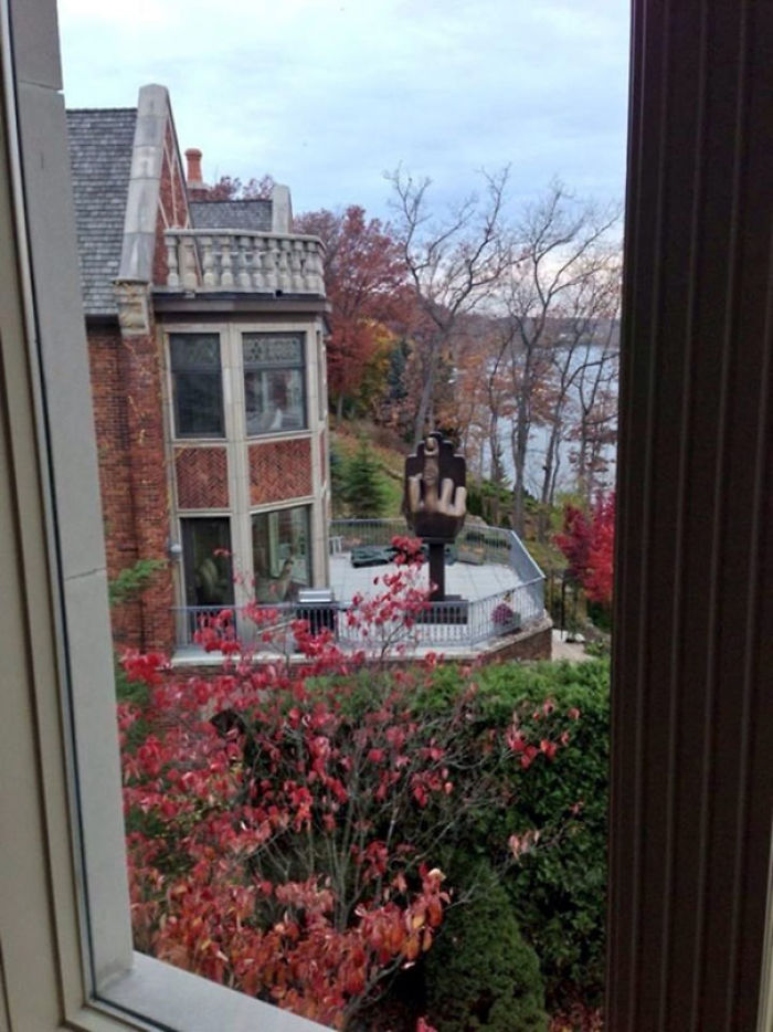 Este amargado se compró la casa frente a la de su ex-mujer e instaló esta escultura