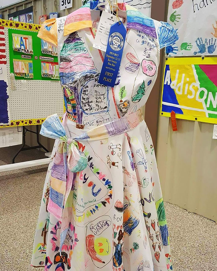 2nd Grade Students Cover Their Teacher's Dress In Drawings, And Her Story Takes Over The Internet