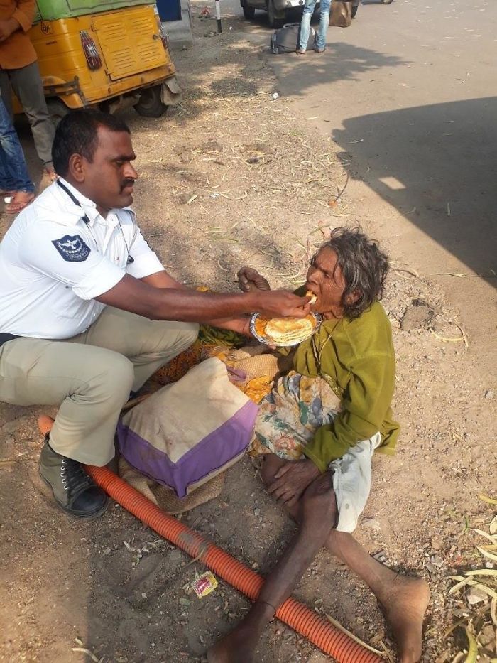 A Traffic Policeman Fed A Homeless Woman Who Was Too Weak To Eat On Her Own In Hyderabad, India