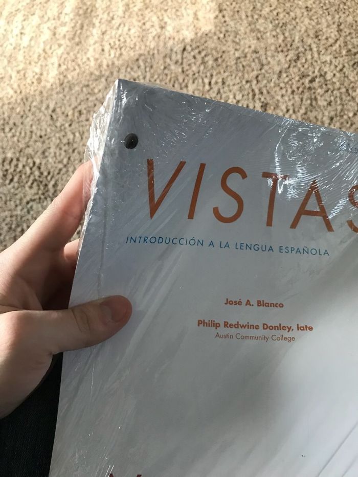 Este libro de texto de español obligatorio cuesta 275$ y no es más que unas hojas sueltas envueltas en plástico