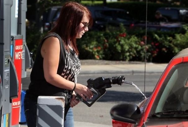 People In Oregon Aren't Allowed To Pump Their Own Gas. This Is What It Looks Like When They Travel
