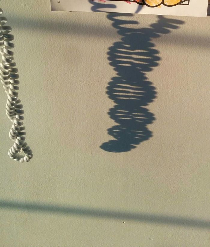 Sombra del cable del teléfono que parece un adn