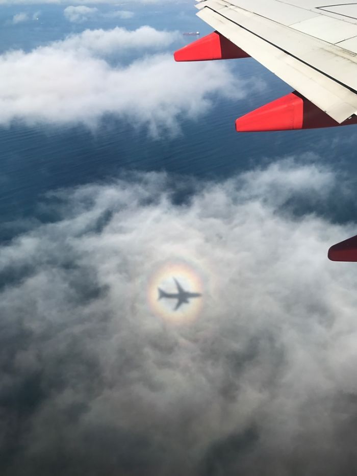 La sombra de mi avión forma un arco iris a su alrededor