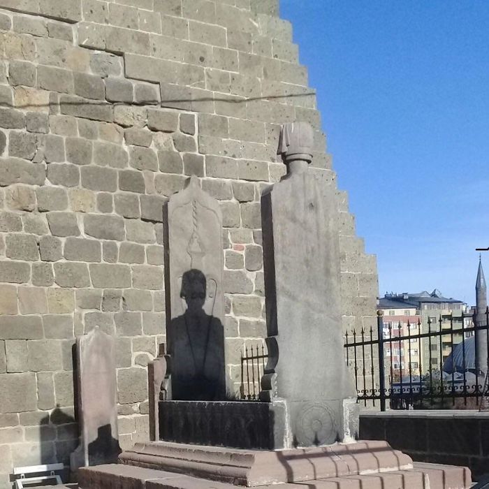 Esta tumba hace parecer que sale la sombra de un hombre de la de detrás