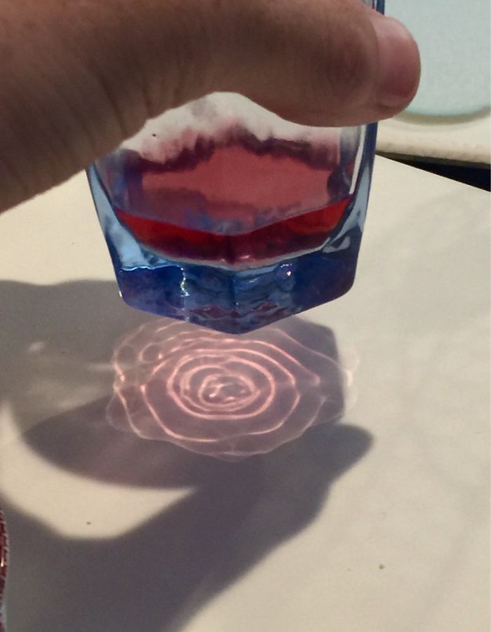 La sombra del vaso de zumo parece una rosa