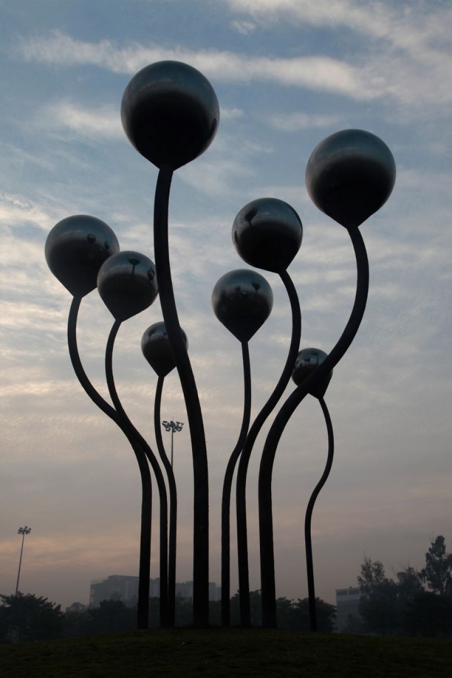 I Photographed An Extraterrestrial Looking Sculpture In Delhi