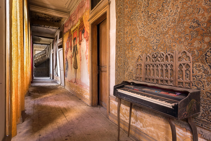 Photographing Abandoned Pianos Left To Rot