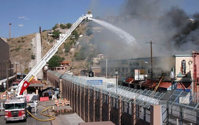 Pompiers En Arizona Éteignent Le Feu En Mexique