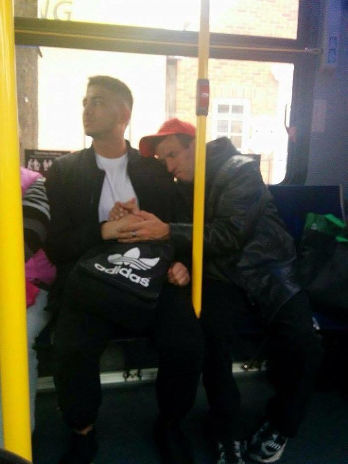 Un Homme Permet À La Personne Qu'il Ne Connait Pas Et Qui A Des Besoins Spéciaux Tenir Sa Main Dans Un Bus Bondé A Hamilton, Au Canada