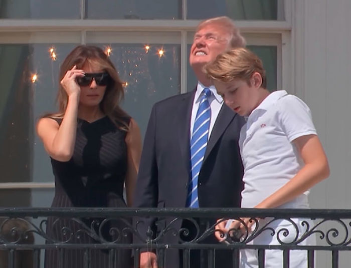 Trump mirando el eclipse solar