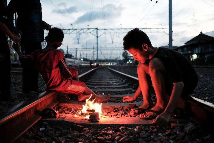 Los niños juegan con fuego en una vía de tren activa en una barriada próxima a la estación de tren de Yakarta Kota. Es el único parque infantil que tienen