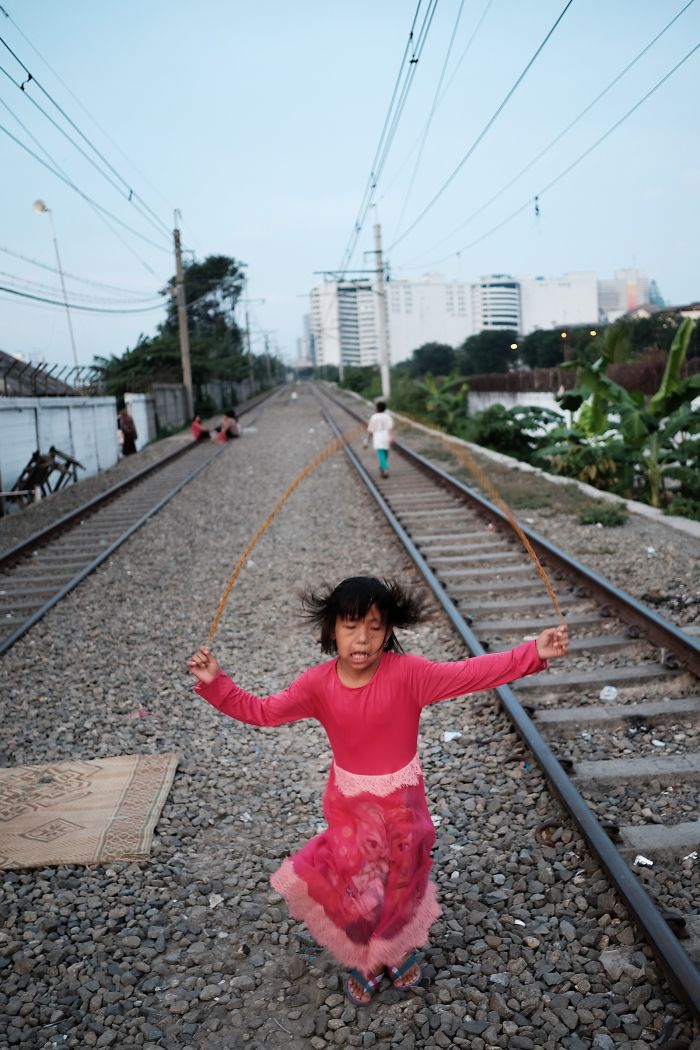 Una niña juega junto a su casa en las vías del tren activas en uno de los barrios marginales de Yakarta