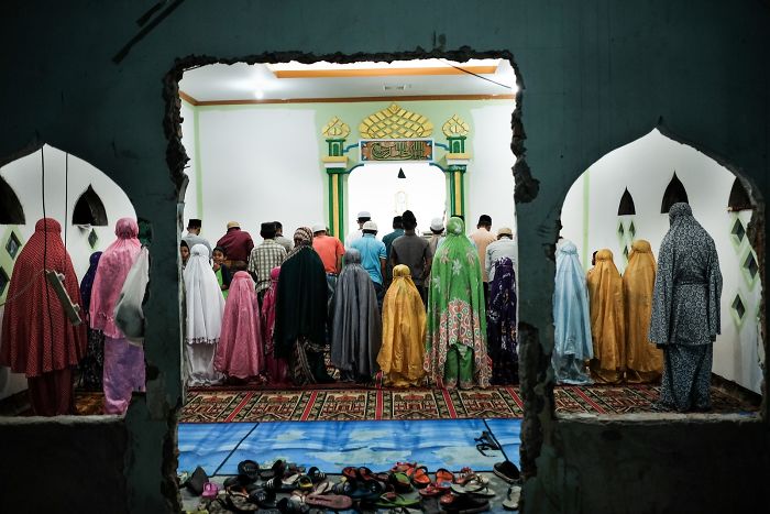 Los musulmanes rezan en la mezquita junto a las vías del tren