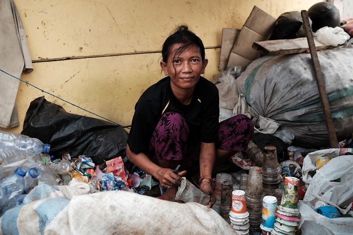 Esta mujer se gana la vida recogiendo plástico y reciclándolo