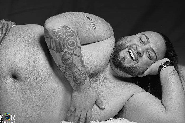 Wife Refuses To Do A Maternity Photoshoot, So Husband Does His Own And It Keeps Getting Better With Each Pic