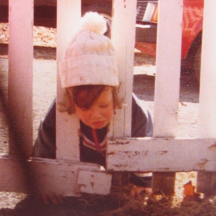 En 1980 se me quedó la cabeza atascada en una valla y mis padres en vez de ayudarme me hicieron una foto