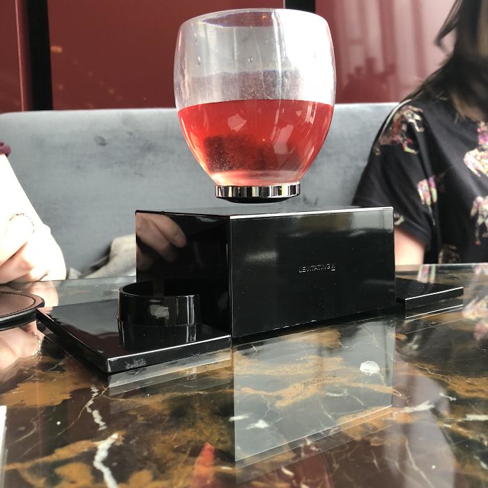 En este bar de Londres sirvieron el cóctel a mi novia en un vaso que levita