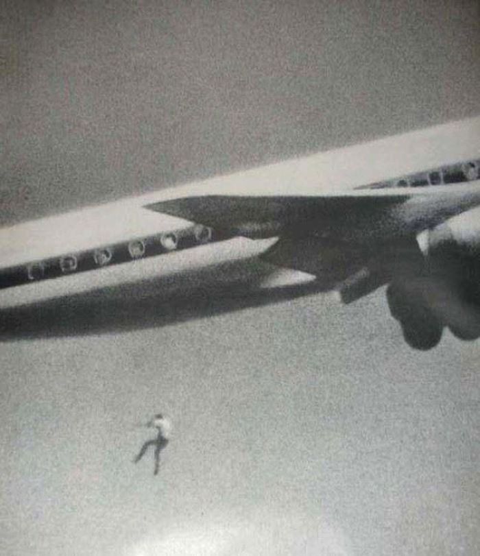 Keith Sapsford, de 14 años, se ocultó en a rueda de este avión que iba de Sydney a Japón. John Gilspin, fotógrafo aficionado, probaba su cámara y sin querer captó a Keith precipitándose hacia su muerte