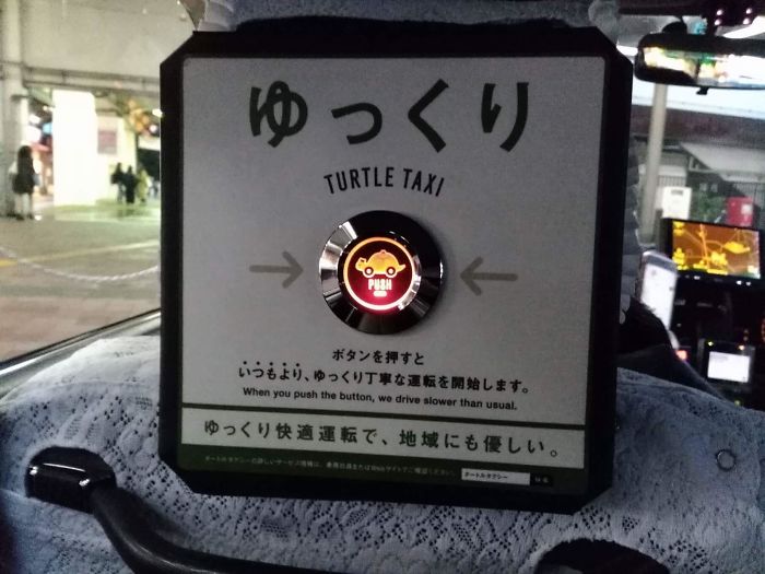 Taxi japonés con botón para pedir que vaya más despacio