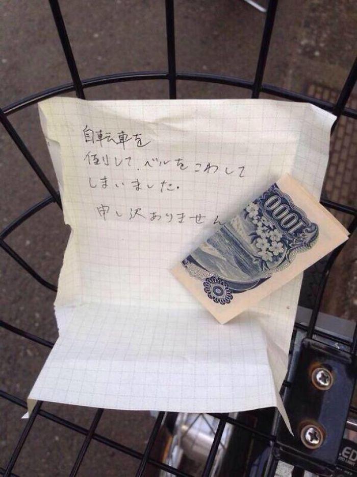 La nota dice: "Accidentalmente he tirado tu bici al suelo y he roto el timbre. Lo siento mucho"