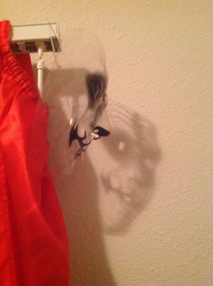 Esta máscara de Halloween también deja una sombra terrorífica