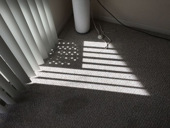 La sombra de las cortinas y la mesa de fuera parecen haber creado la bandera de USA