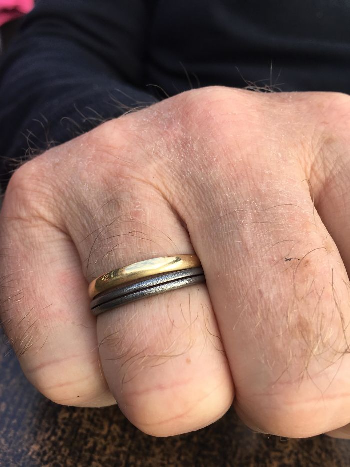 Cuando tenía 5 años le di a mi padre una anilla de un llavero para que la usara de anillo. 22 años después, aún la lleva