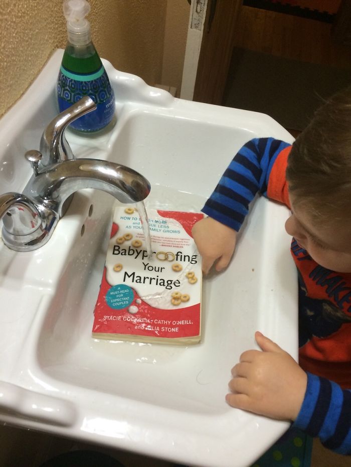 Entré en el baño y me encontré al niño "lavando" un libro que ha encontrado