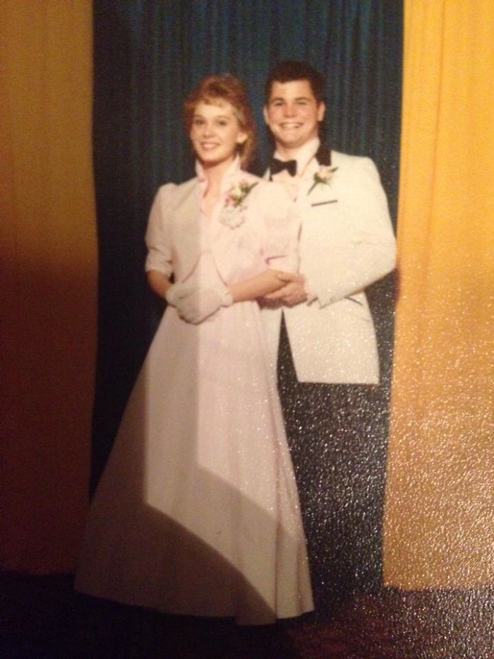 Mi padre tiene esa sonrisa porque le estaba pellizcando el culo a mi madre mientras sacaban la foto (1984)
