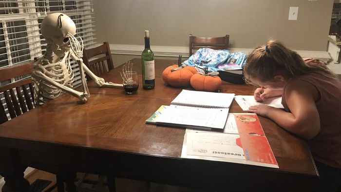 Foto real de mi esperando que mi hija acabe sus deberes