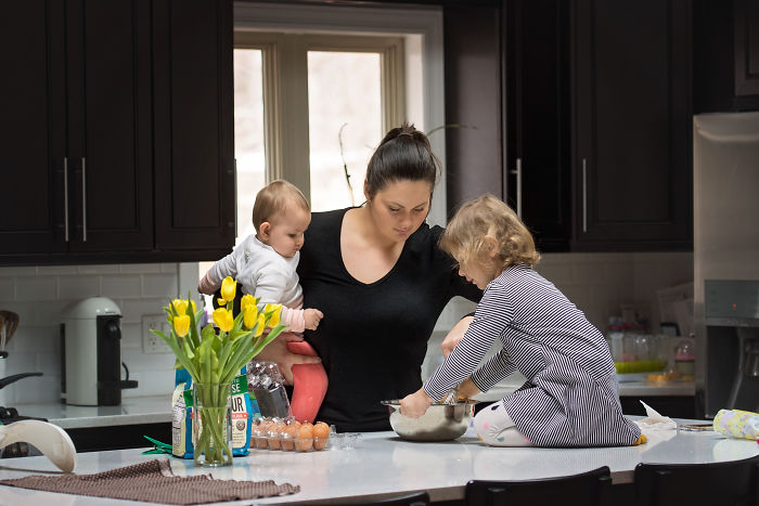 La maternidad es tener pequeños ayudantes en la cocina
