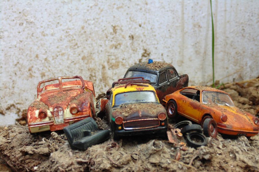 Diecast Car Junkyard Diorama In Scale 1:43