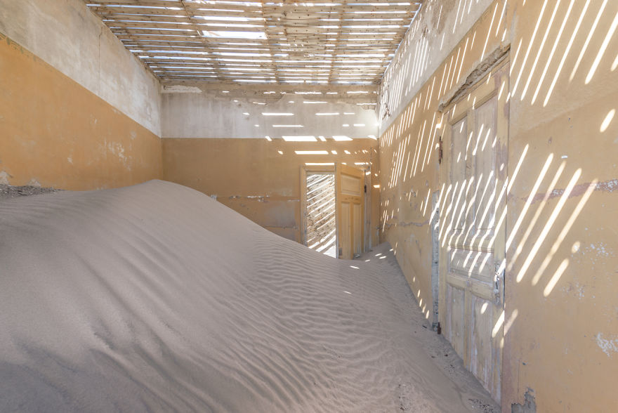 I Photographed An Abandoned Mining Village Sunken In Sand And Lost In The Namibian Desert