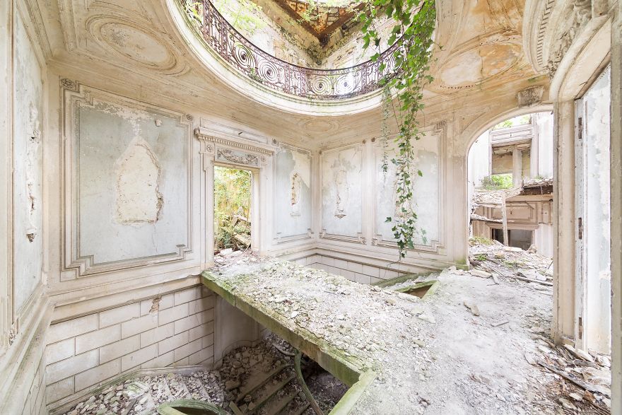Let’s Take A Look Inside This Beautiful Abandoned Ruins